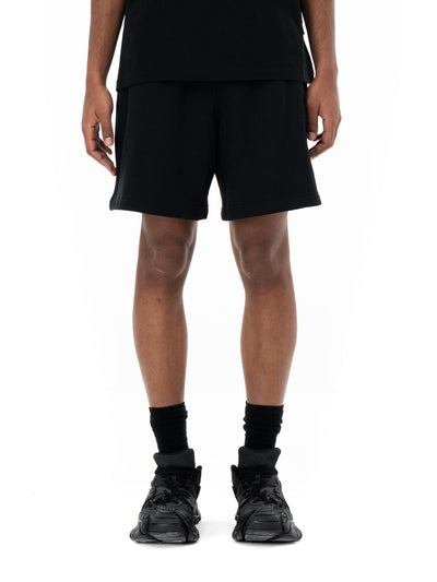 Μαύρη βερμούδα Classic Black, σε μοντέλο, μπροστινή όψη