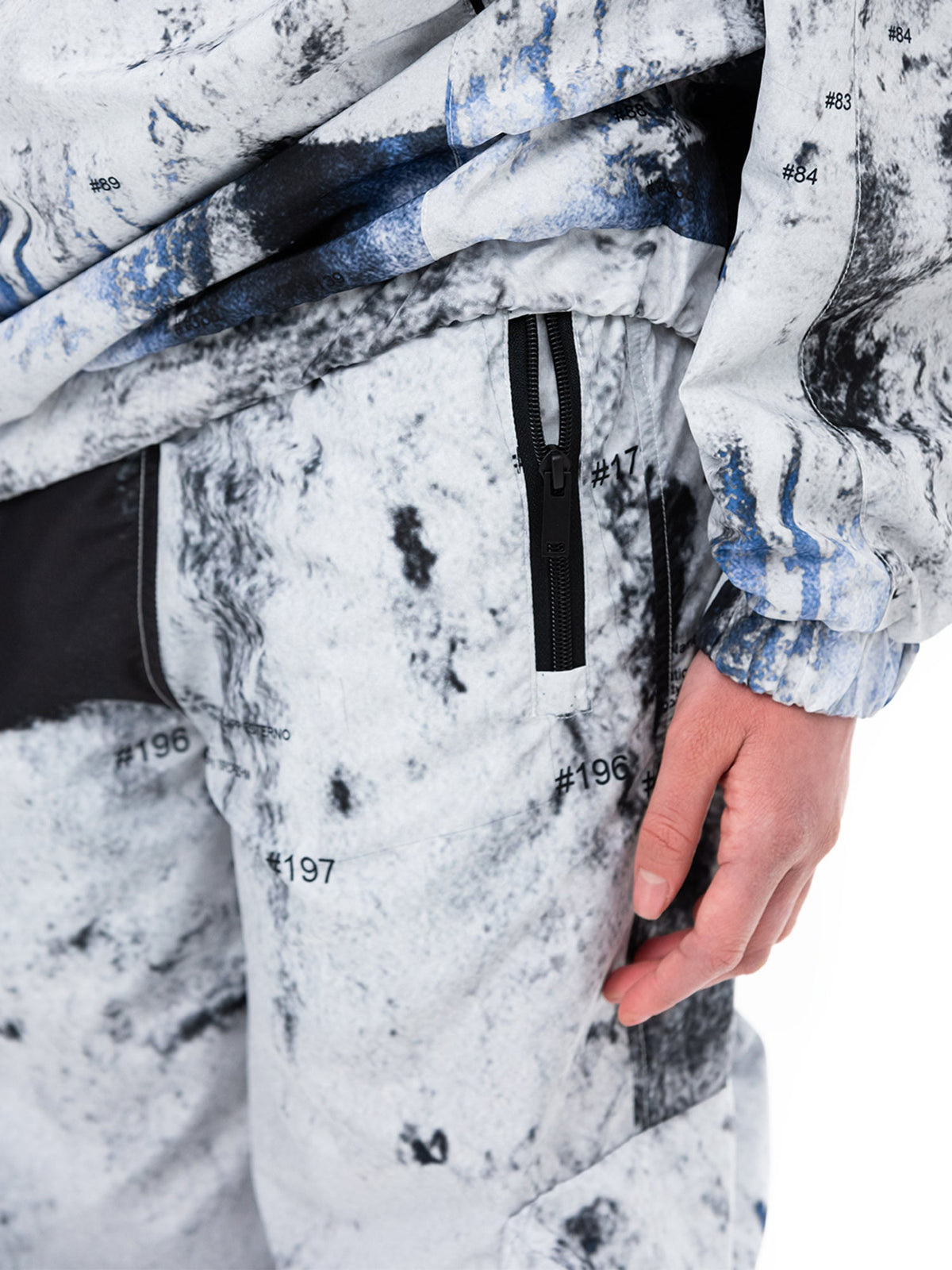 Pantaloni cargo bianchi Rugged, dettaglio della tasca laterale