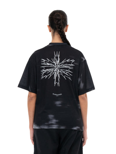 Μαύρο T-shirt Leak, σε μοντέλο, πίσω όψη με τη στάμπα