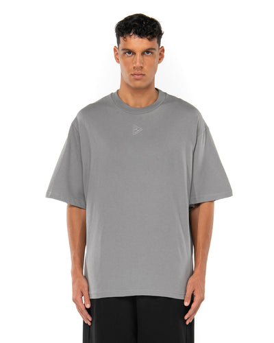 T-shirt grigia Minimal, indossata, vista davanti