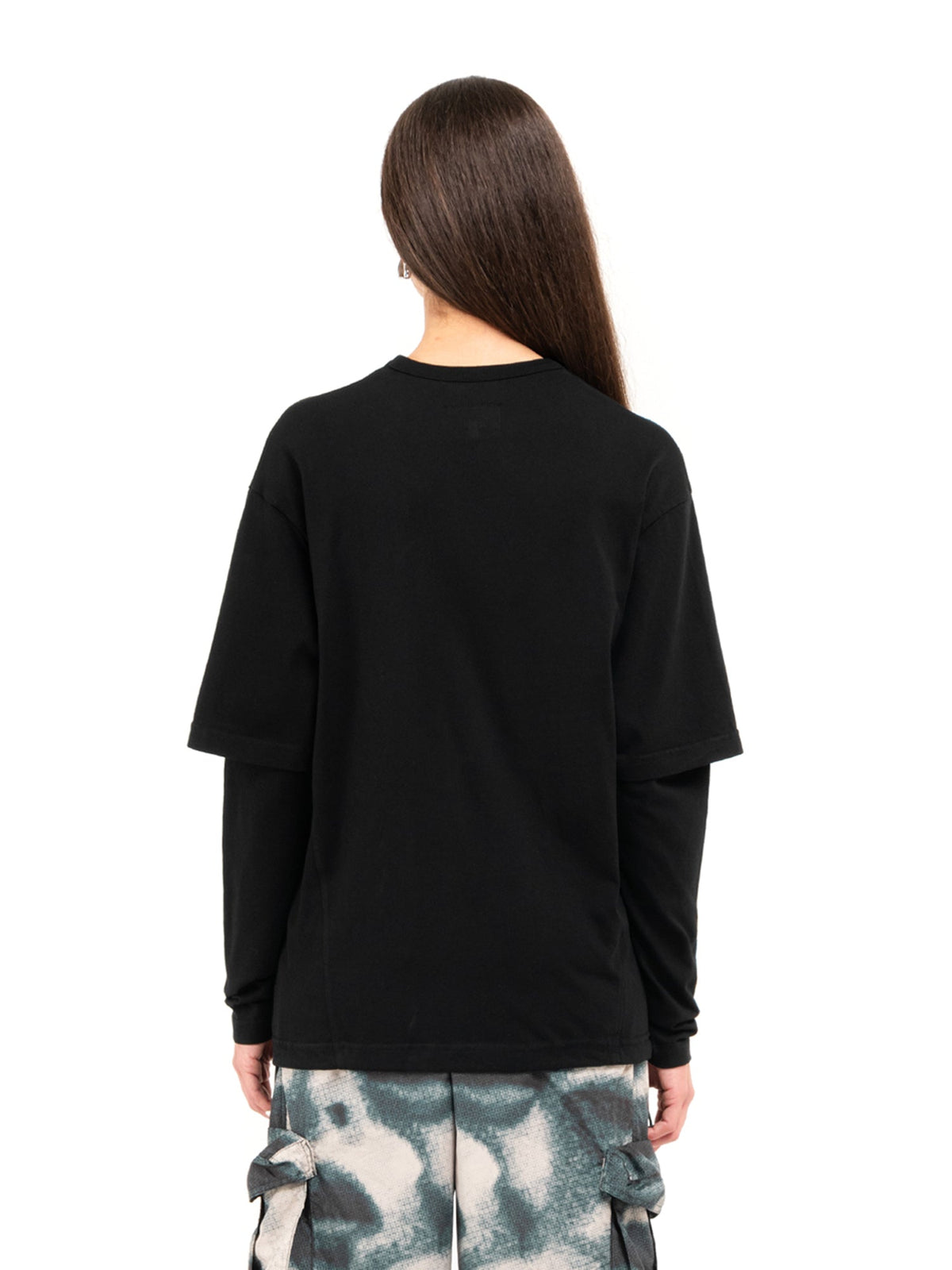 T-shirt a maniche lunghe nera Minimal, indossata, vista dietro