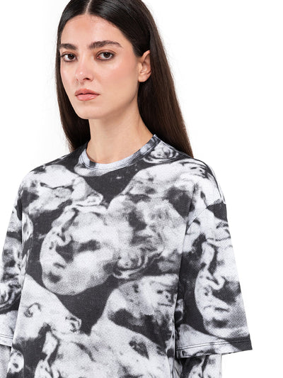 Μαύρη και λευκή μακρυμάνικη μπλούζα Camo Black, σε μοντέλο, κοντινό πλάνο