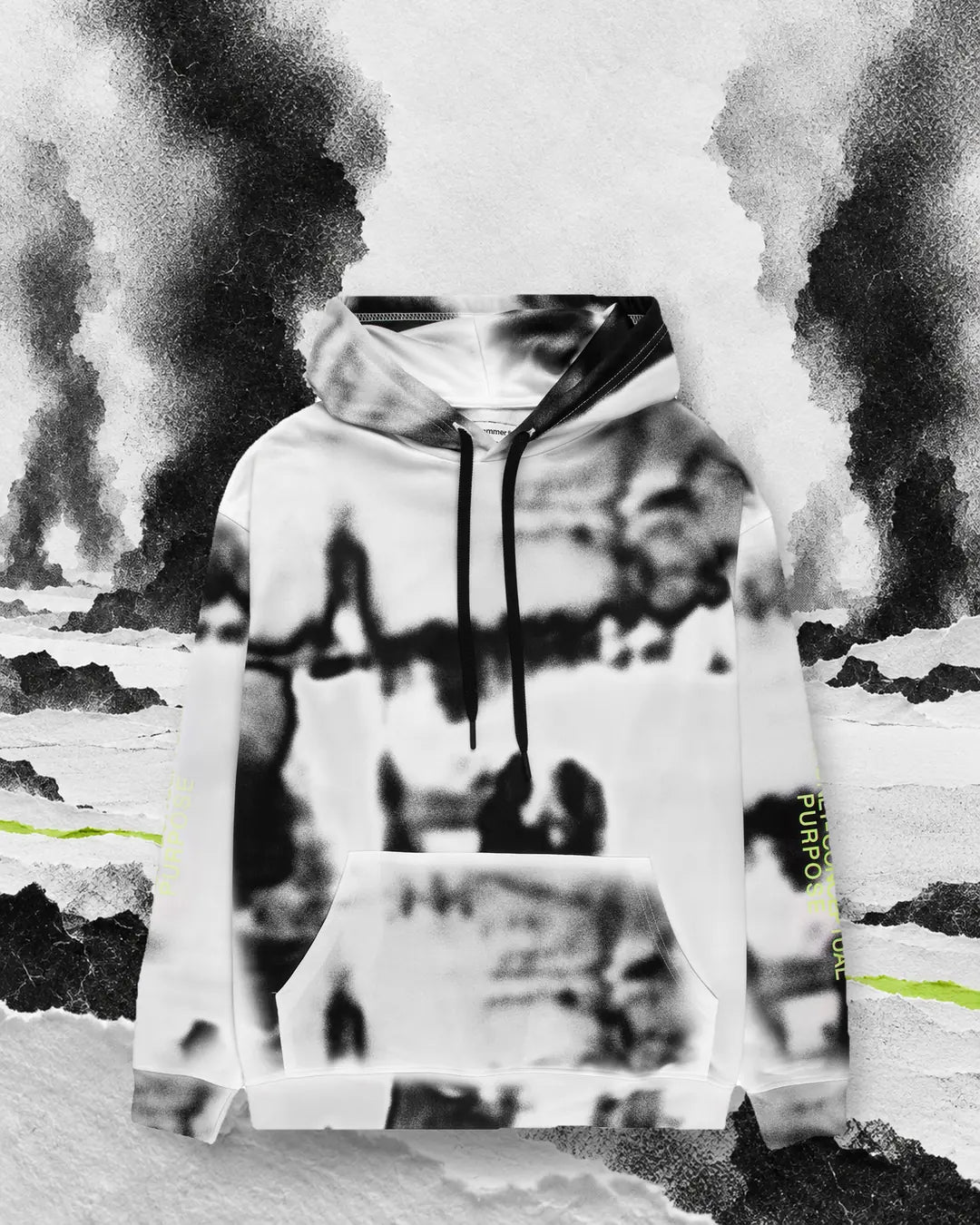La felpa con cappuccio bianca e nera Rift in un campo di neve di carta con colonne di fumo nero.