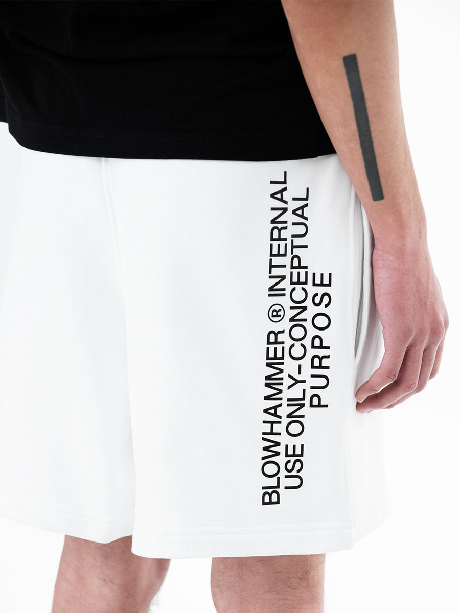 Weiße Bermudashorts Concept, Detail des seitlichen Schriftzugs