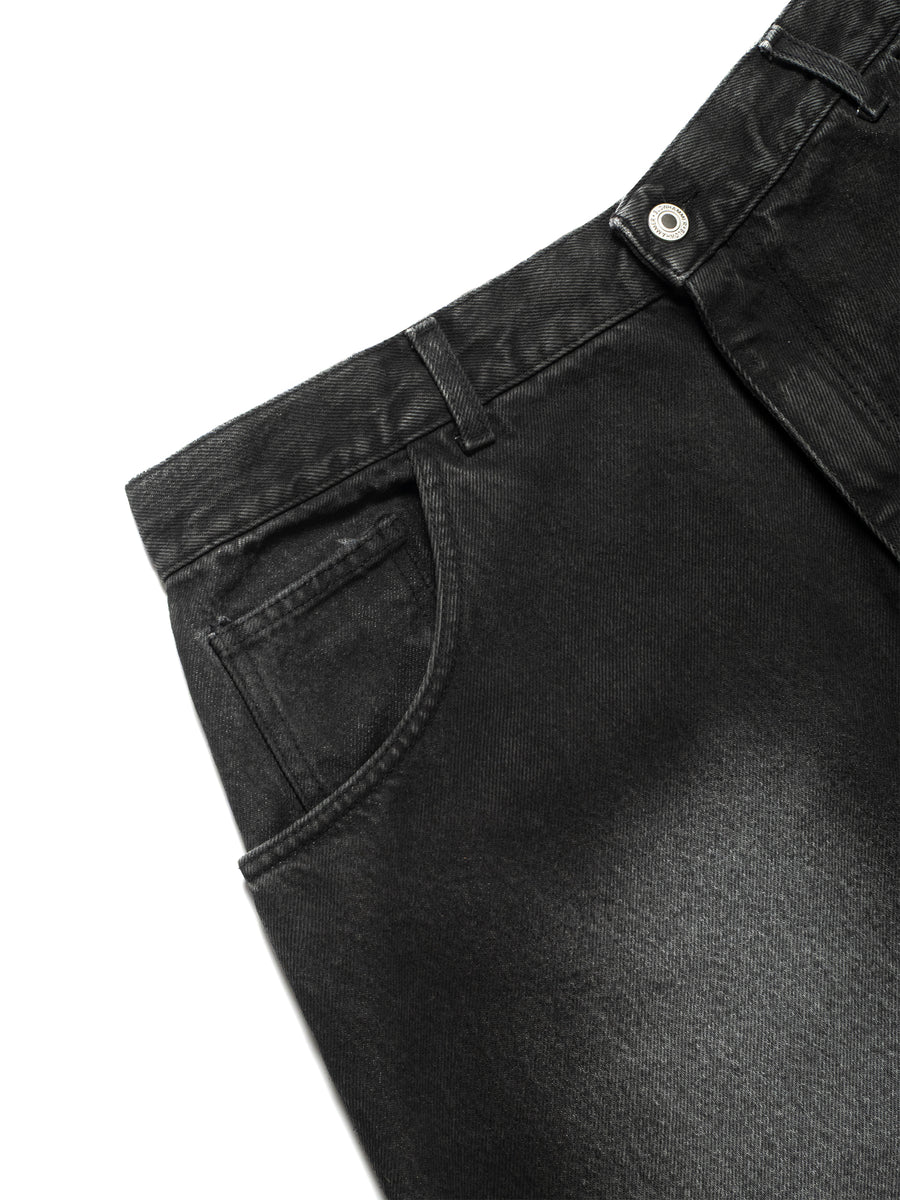Bermudas vaqueras negras, detalle del bolsillo delantero