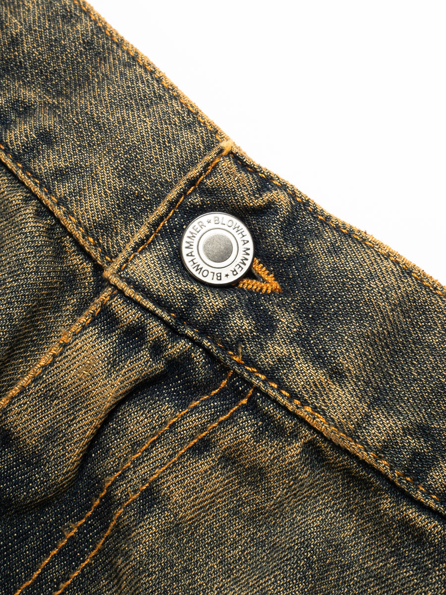 Braune Jeans-Bermudas Aged, Detail des Knopfs
