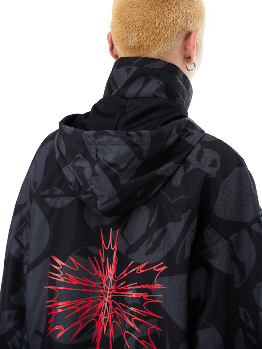 Schwarzer Anorak Strand, Detail des Rückenprints