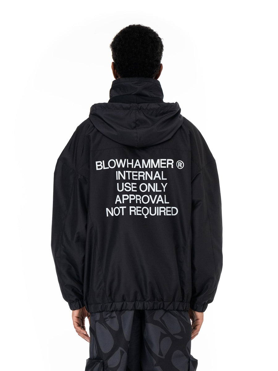 Schwarzer Anorak Not Required, getragen, Rückansicht mit Print
