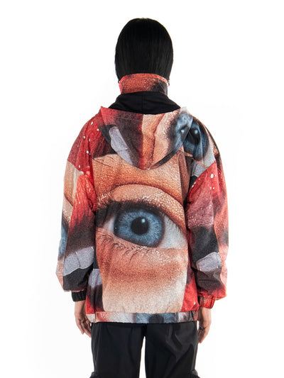 Anorak rojo Love Act, puesto, vista trasera