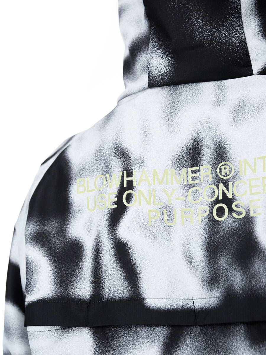 Schwarz-weißer Windbreaker Rift, Detail des Rückenprints