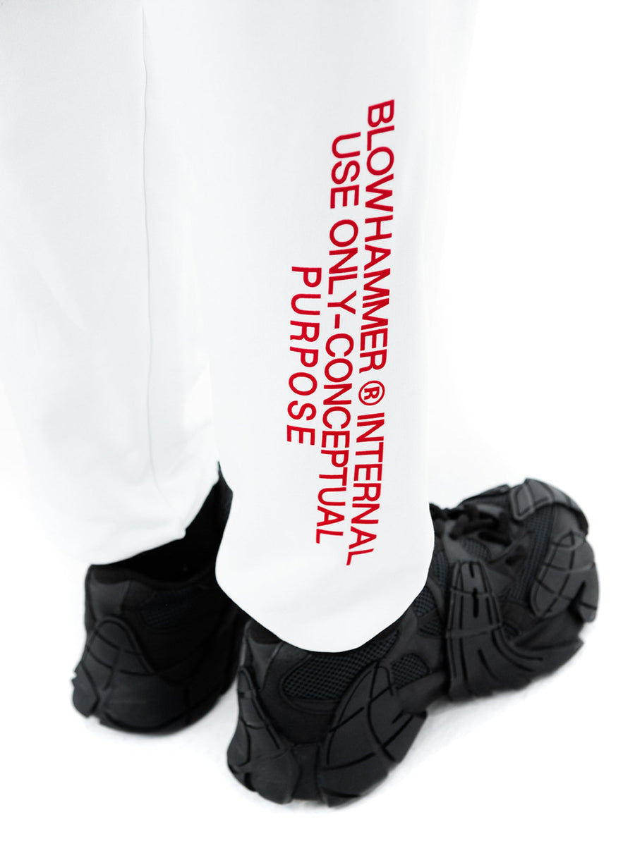 Joggers blancos Concept, detalle de las letras laterales