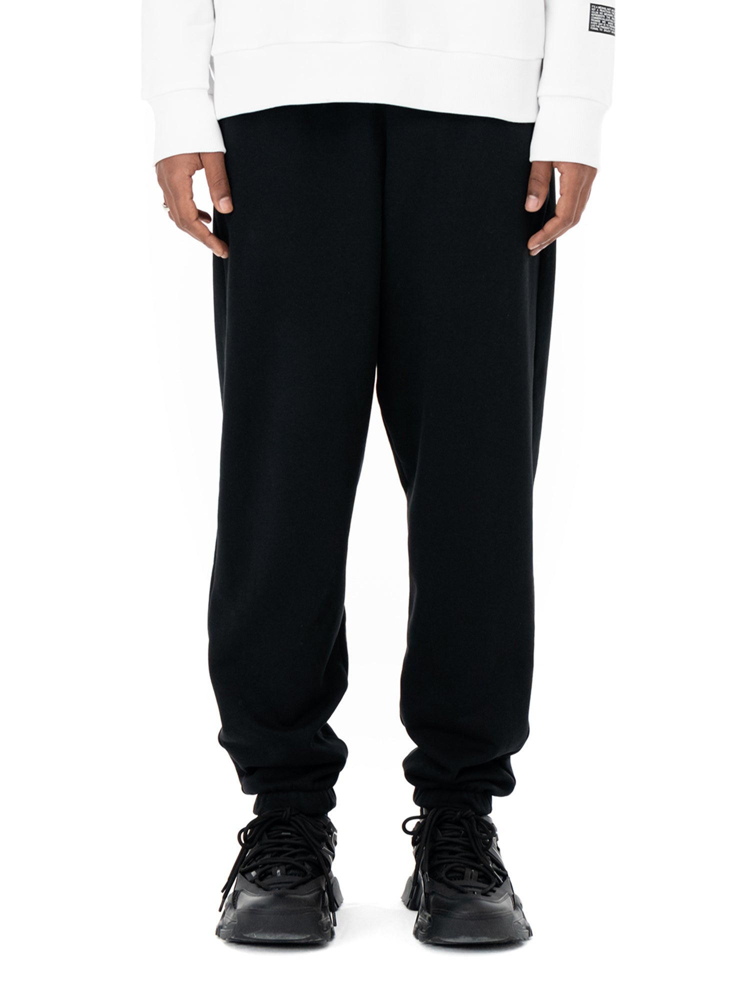 Svarta joggers Classic Black, på modell, framifrån