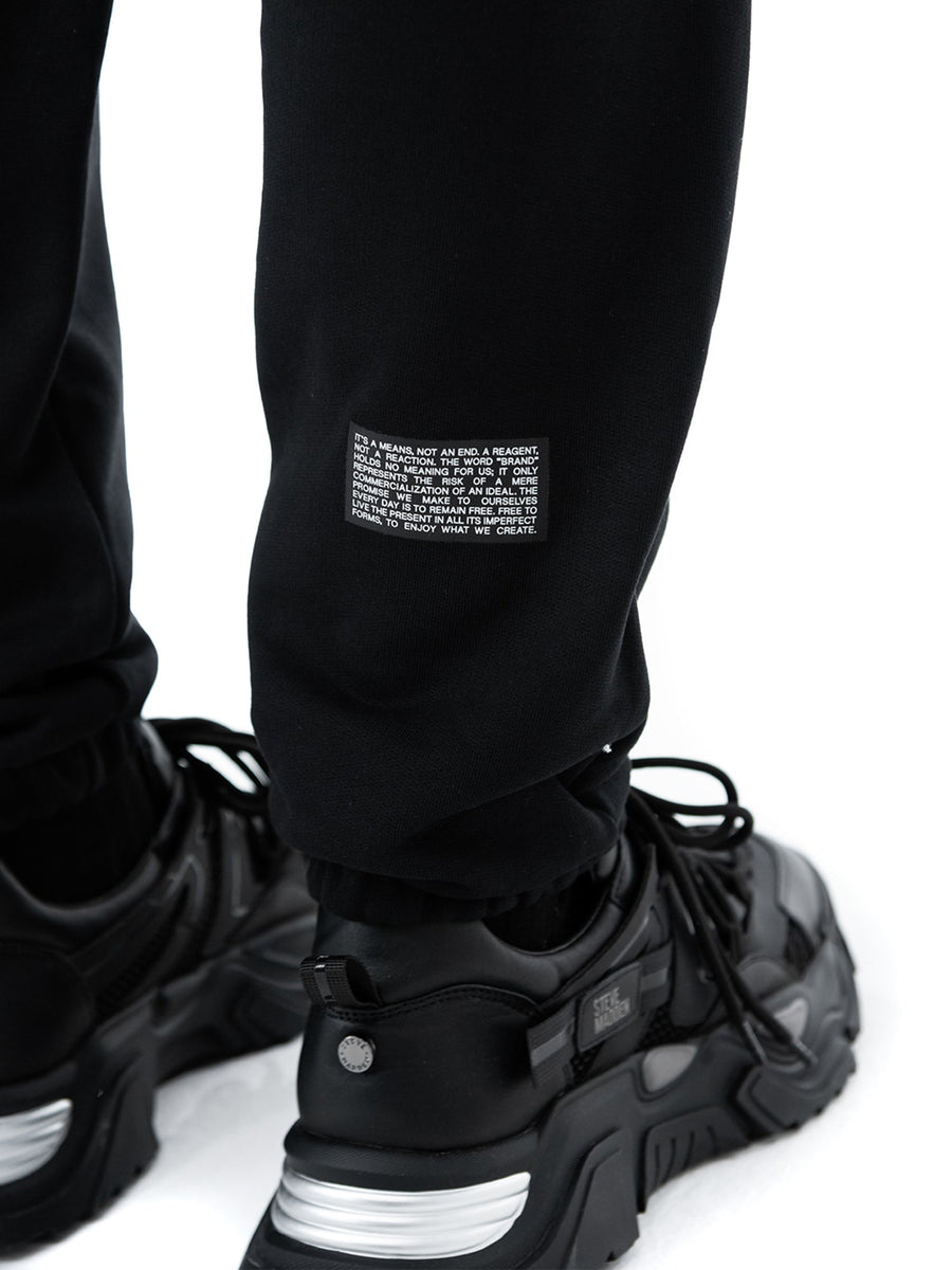 Joggers negros Classic Black, detalle de la etiqueta