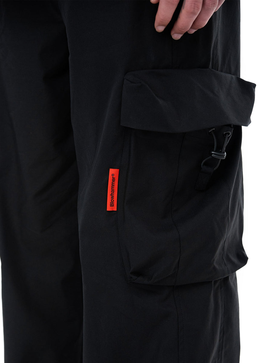 Pantaloni cargo neri, dettaglio della tasca cargo