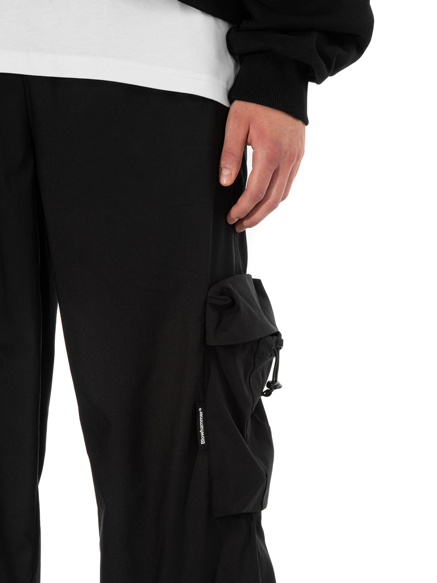 Schwarze Cargohose, Detail der Cargotasche