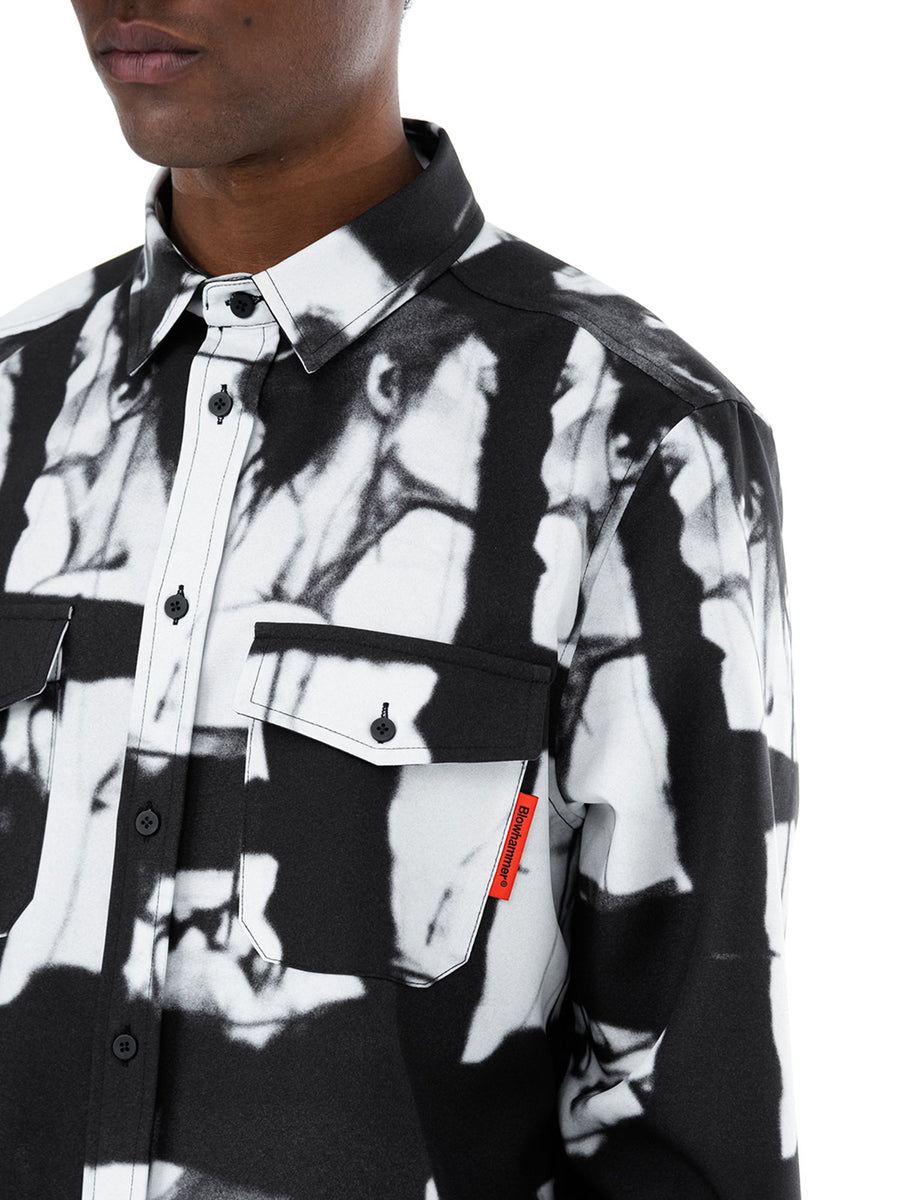 Camicia a maniche lunghe nera e bianca Unkiss, indossata, primo piano