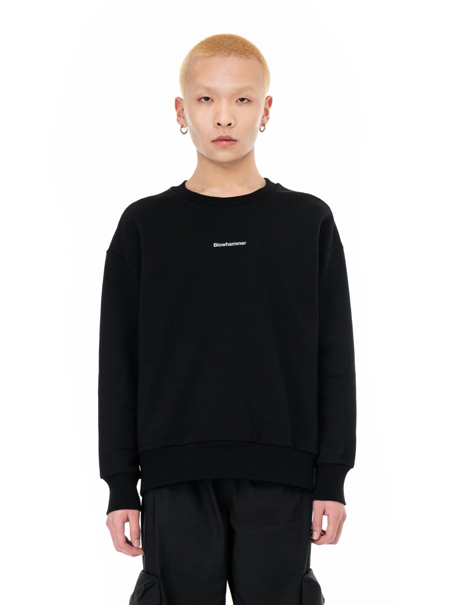 Svart sweatshirt No Approval, på modell, framifrån