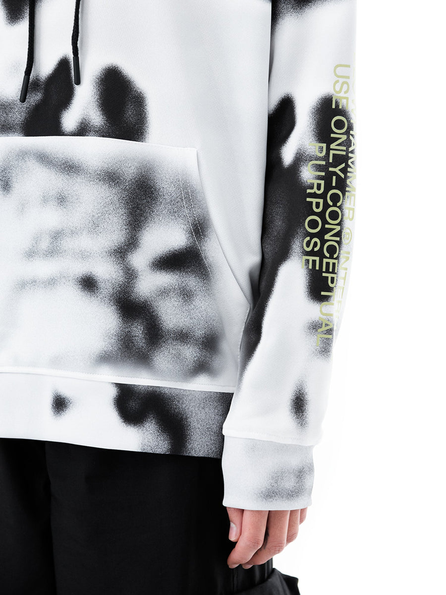 Weiß-schwarzer Hoodie Rift, Detail des Ärmels