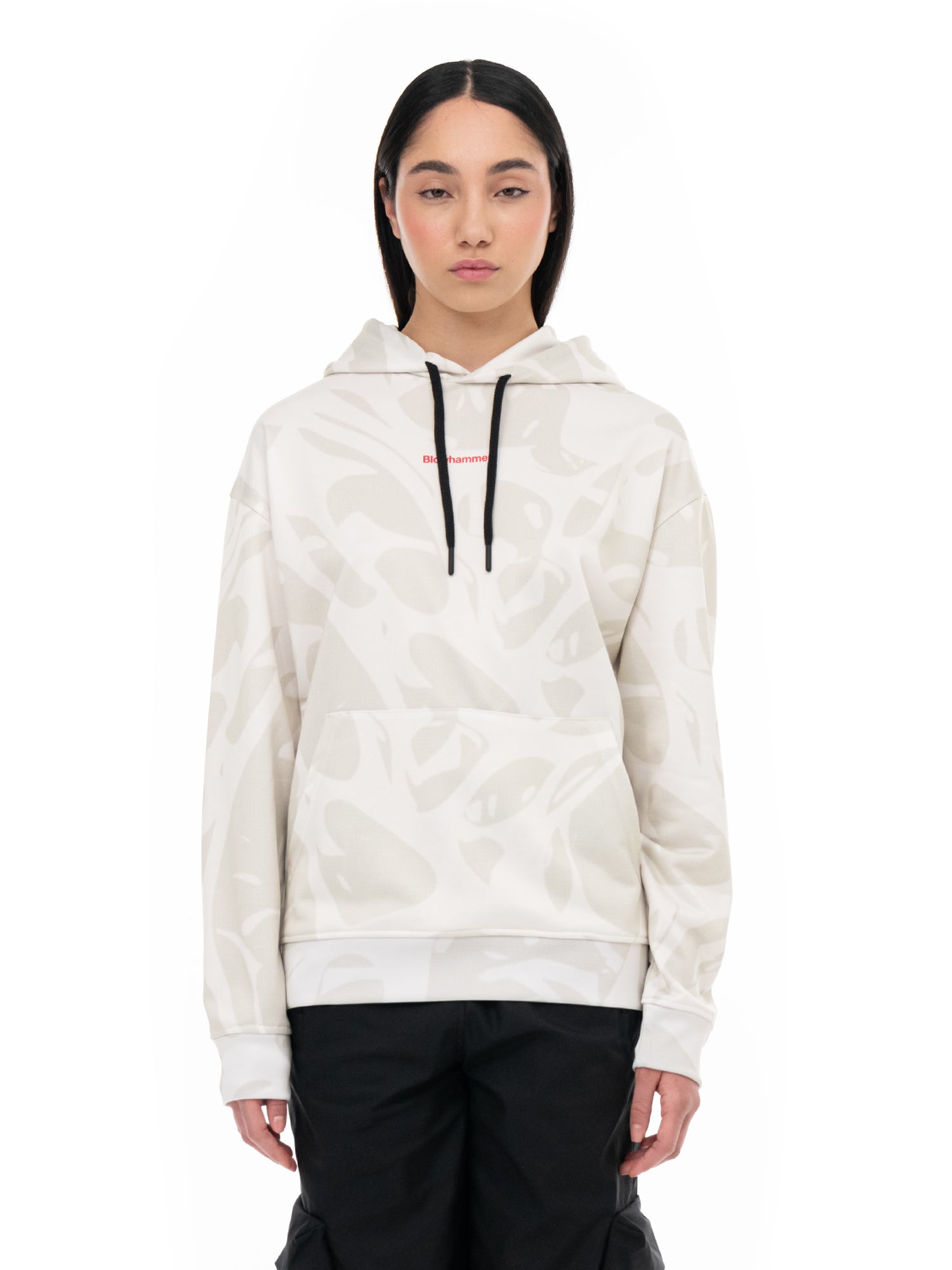 Sweatshirt com capuz marfim No Genius, na modelo, vista de frente