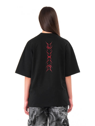 Camiseta negra Vertebrae, puesta, vista trasera con el estampado