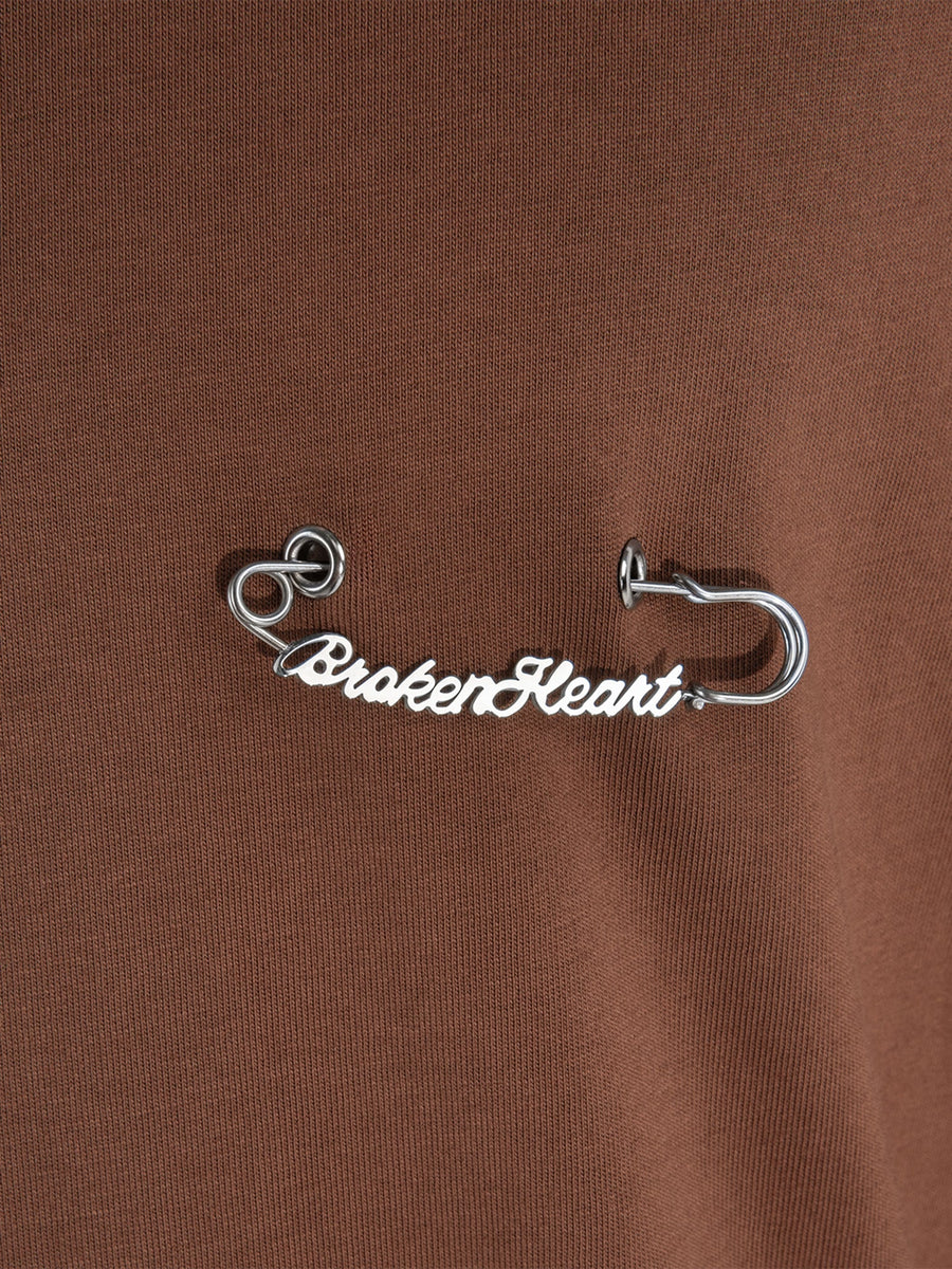 Braunes T-Shirt Brokenheart, Detail der Sicherheitsnadel