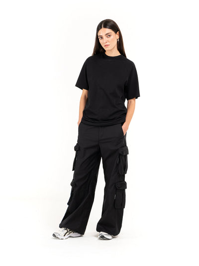 T-shirt nera Infernal Groove, indossata, figura intera