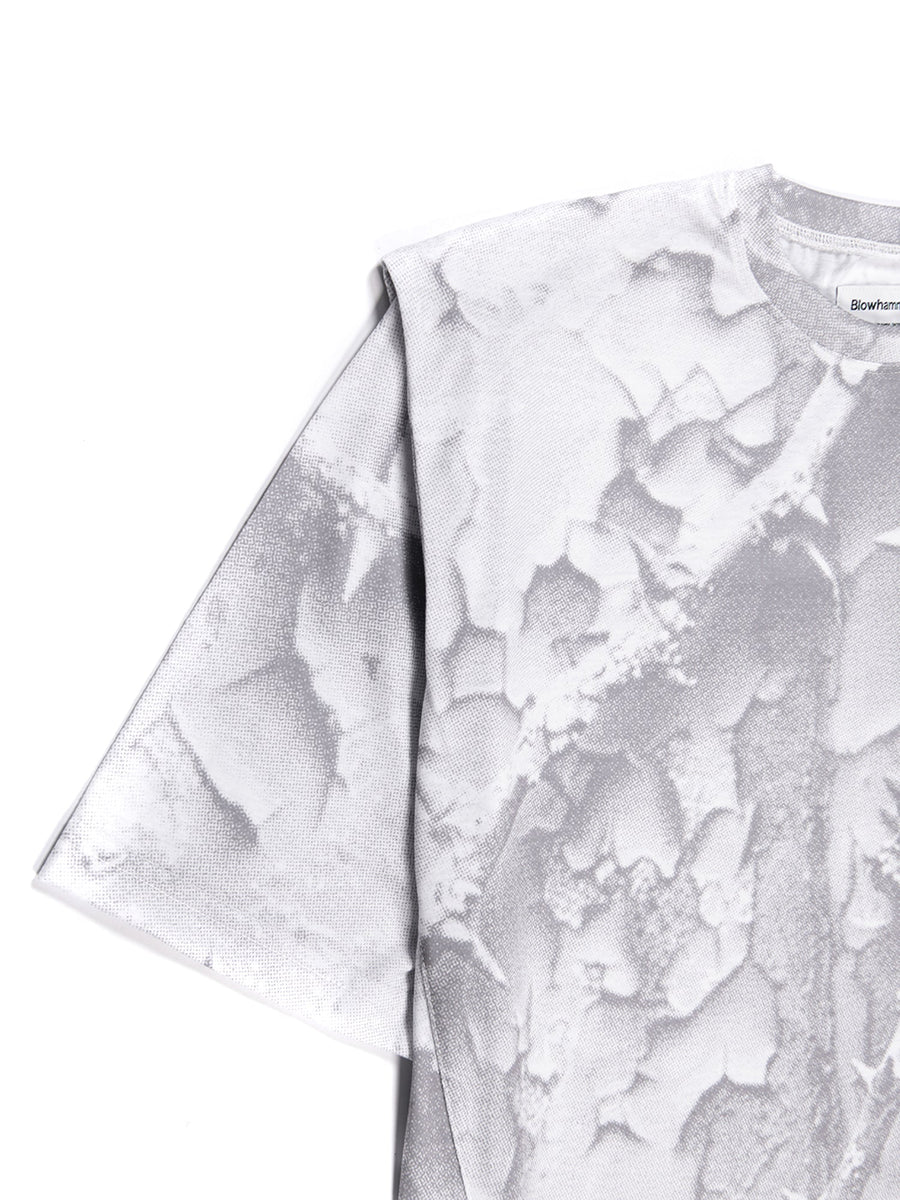 Camiseta blanca Bloodrose White, detalle del hombro