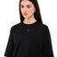 T-shirt a maniche lunghe nera Minimal, indossata, primo piano