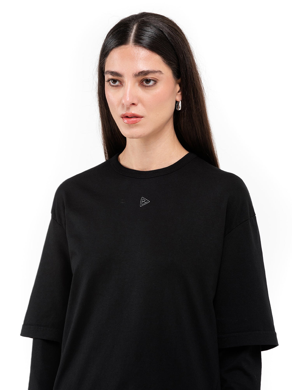 T-shirt a maniche lunghe nera Minimal, indossata, primo piano