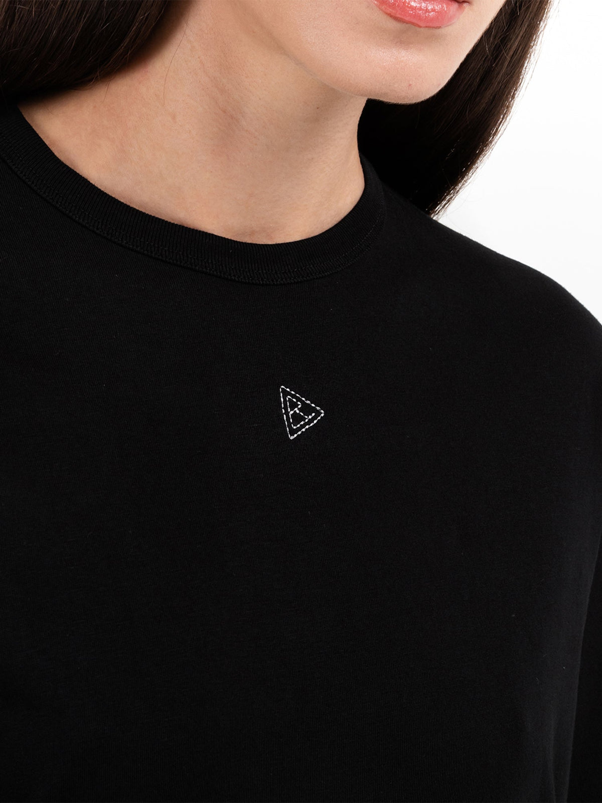 T-shirt a maniche lunghe nera Minimal, dettaglio del logo