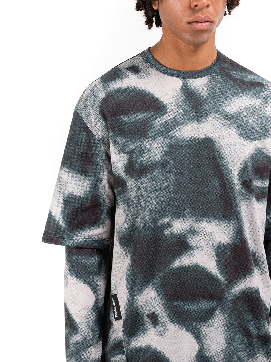 Petrolgrün-rosafarbenes Langarmshirt Militant Maw, getragen, Nahaufnahme