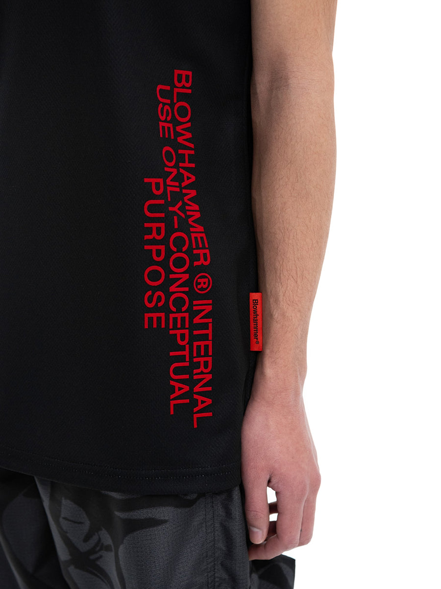 Schwarzes Tanktop Concept, Detail des seitlichen Schriftzugs