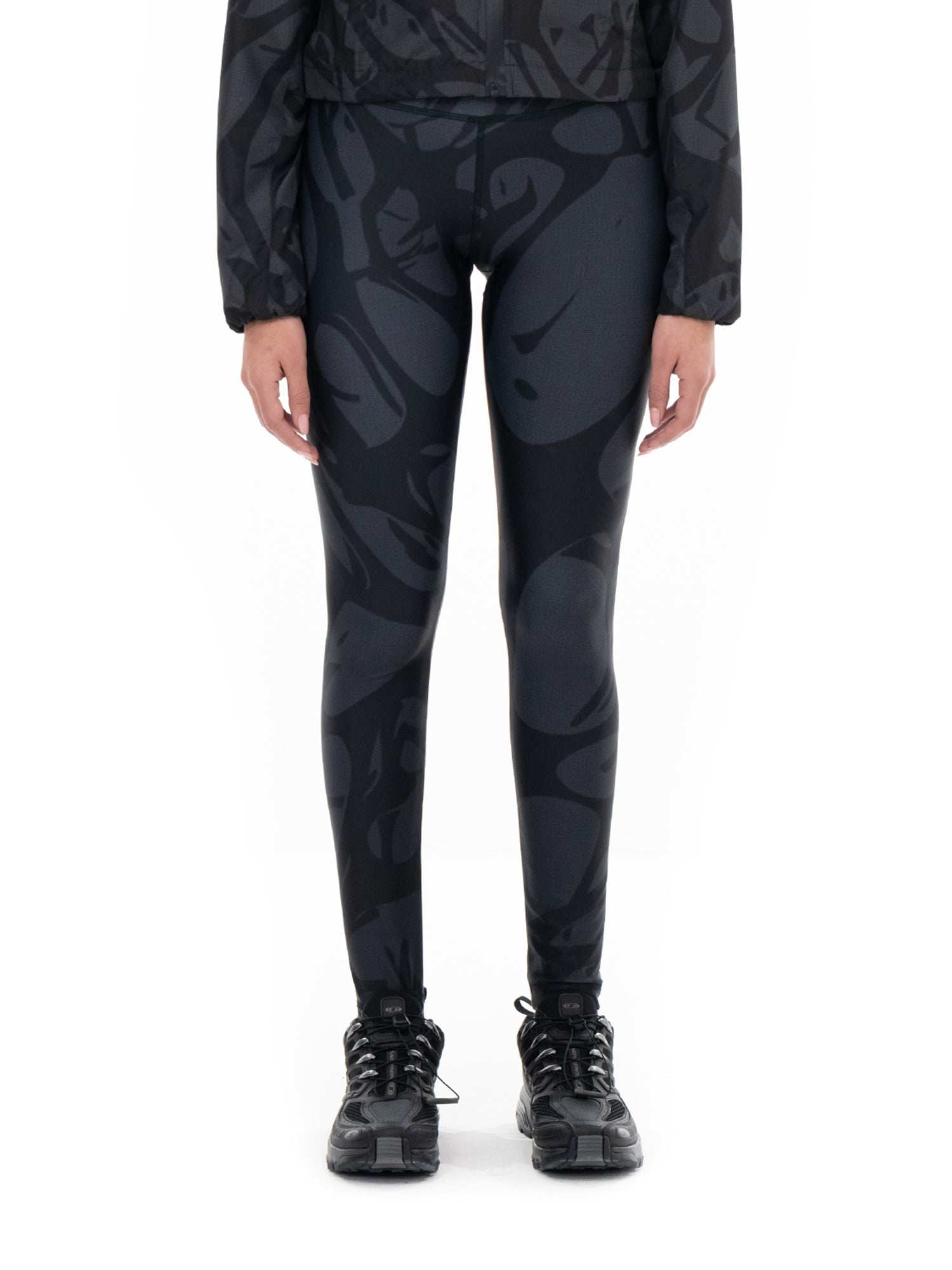 Strand fekete leggings, modellen, elölnézet