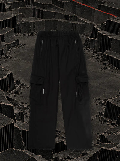I pantaloni cargo neri White Label in fondo a una cava di cartone nero, con un filo rosso sul bordo.