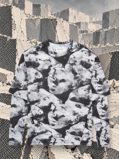 La t-shirt a maniche lunghe nera e bianca Camo Black in una cava di blocchi di carta bianca e grigia.