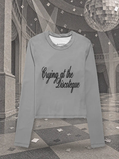 La t-shirt a maniche lunghe grigia Crying@Disco in una sala da ballo vuota di carta grigia, sotto una palla di specchi fatta di carta.