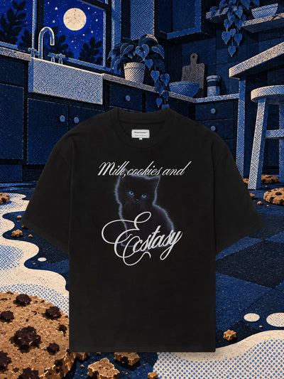 La t-shirt nera Ecstasy Milk in una cucina notturna di carta blu, con un fiume di latte di carta bianca e biscotti di carta sparsi.