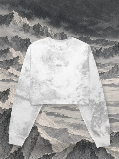 Den korte grå sweatshirt Grey Noise foran kamme af gråt og hvidt papir, der forsvinder i tågen.