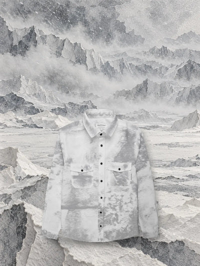 La camicia a maniche lunghe grigia Grey Noise in un ghiacciaio di carta velina grigia e bianca, nella tormenta.