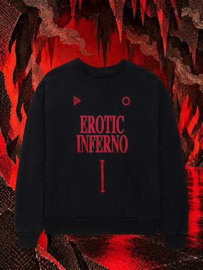 La felpa girocollo nera Infernal Groove su una pista nera lucida, fra fiamme di carta rossa in una grotta.