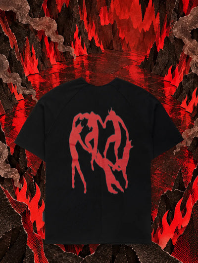 La t-shirt nera Infernal Groove in una grotta di carta nera, fra fiamme di carta rossa.