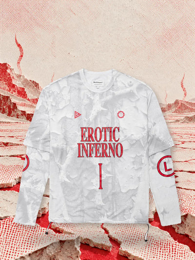 La t-shirt a maniche lunghe bianca Inferno 1 in un deserto di carta bianca crepata, con il rosso che brucia nelle crepe.