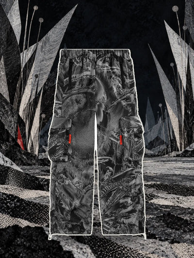 I pantaloni cargo neri Insectide Vision, ritagliati con un bordo di carta chiara, fra lame e antenne di carta argentata nella notte.