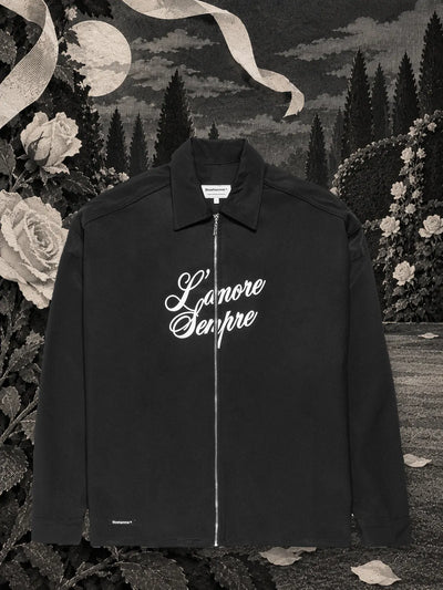La giacca camicia con zip nera L'amore sempre in un giardino notturno di carta nera, fra rose e nastri di carta bianca.