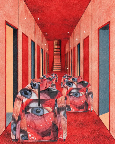 Cinque copie dello stesso anorak Love Act, rosso con occhi azzurri in primo piano, in fila lungo un corridoio di carta rossa e rosa, dalla più vicina alla più lontana. Sulle pareti porte strette, in fondo una scala.