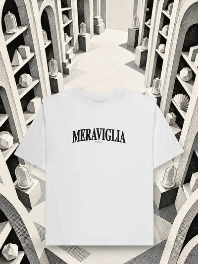 La t-shirt bianca Meraviglia fra archi e scaffali di carta bianca e nera visti dall'alto.