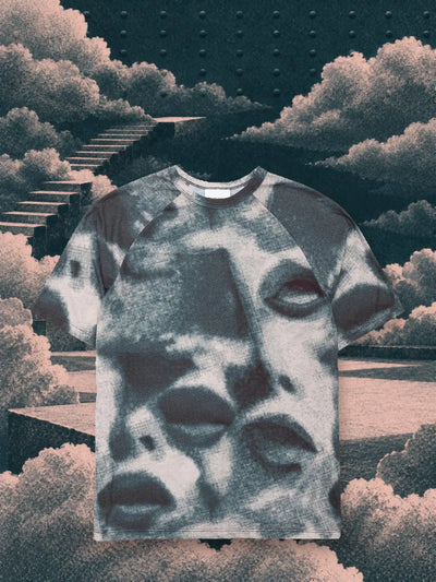 La t-shirt verde petrolio e rosa Militant Maw fra nuvole di carta rosa e verde petrolio, sopra il vuoto.