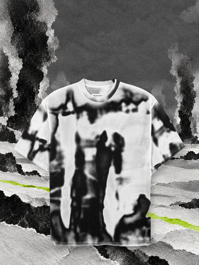 La t-shirt bianca e nera Rift sulla neve di carta, fra colonne di fumo nero e una linea verde lime.