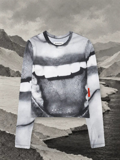 La t-shirt a maniche lunghe grigia e bianca Smile in una valle di carta grigia, vicino a un fiume scuro.
