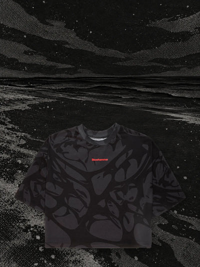 La t-shirt corta nera Strand sulla riva di un fiume di carta nera, nella notte.